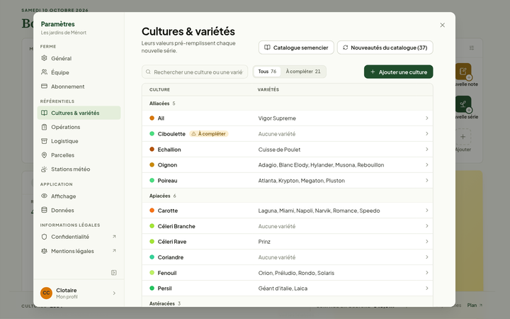 Fenêtre Paramètres ouverte sur « Cultures & variétés » : la liste « Tous » range les cultures par famille (Alliacées, Apiacées), avec leurs variétés en face, la pastille « À compléter » sur la ciboulette, et en haut à droite le bouton « Ajouter une culture »