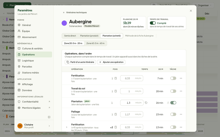 Paramètres, Opérations, Itinéraires techniques : l'itinéraire de l'Aubergine, « Modèle Ménort », avec la méthode « Plantation (acheté) » choisie. En haut, le temps pour une planche de 20 m (5h39) et l'interrupteur « Compté ». Dessous, le tableau « Opérations, dans l'ordre » avec sa colonne de temps en min/m, la ligne « Plantation » marquée « jalon » et la colonne « Tâche »